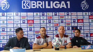 pelatih Madura United, Fabio Lefundes (kiri kedua)