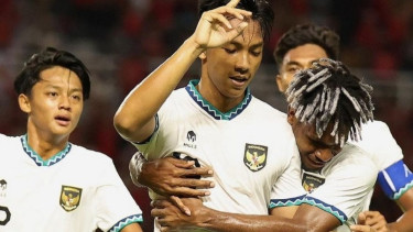 Para pemain Timnas Indonesia U-20 merayakan gol. 