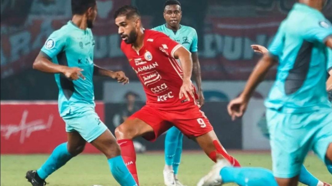 Pertandingan Persija Jakarta vs Madura United. 