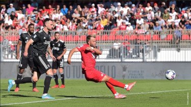 Pertandingan Monza vs Juventus. 