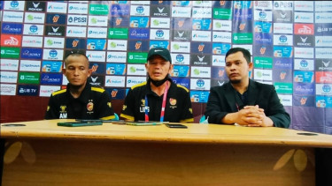Pelatih Sriwijaya FC, Liestiadi. 