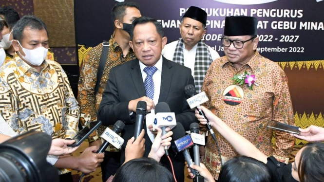 Mendagri Tito Karnavian dan Ketum Hanura Oesman Sapta Odang.