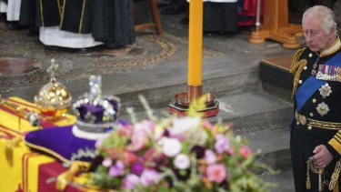 Mahkota, bola dan tongkat Ratu Elizabeth II di atas peti jenazah
