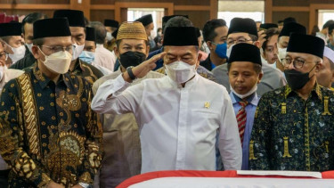 Kepala Staf Kepresidenan Dr. Moeldoko mengikuti salat jenazah Ketua Dewan Pers Azyumardi Azra di Auditorium Harun Nasution UIN Syarif Hidayatullah Jakarta di Tangerang, Banten, Selasa, 20 September 2022.