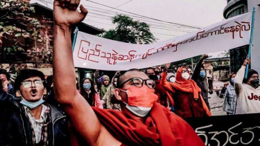 Biarawan dan massa antipemerintah militer di Myanmar demonstrasi