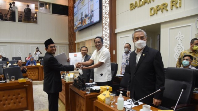 Anggota Baleg DPR RI  Bukhori Yusuf saat menyerahkan Pendapat Fraksi Partai Keadilan Sejahtera (F-PKS) DPR RI terhadap Penetapan Prolegnas Prioritas tahun 2023. 