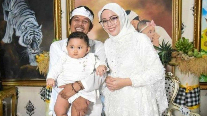 Dedi Mulyadi dan Anne Ratna bersama sang buah hati