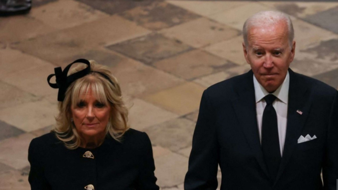 Jill Biden dan Joe Biden di pemakaman Ratu Elizabeth II