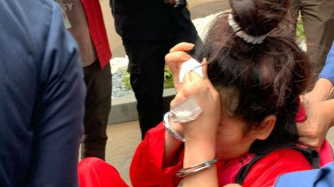 Hasnaeni  Si Wanita Emas histeris saat ditahan Kejaksaan Agung
