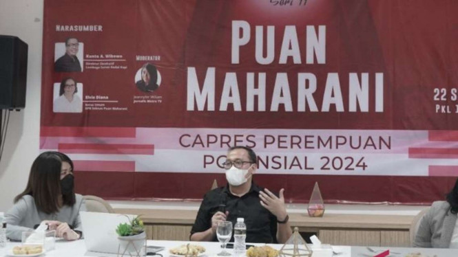 Direktur Eksekutif Lembaga Survei Kelompok Kajian dan Diskusi Opini Publik Indonesia (KedaiKOPI) Kunto Adi Wibowo (tengah) dalam diskusi politik Indonesia Point di Jakarta, Kamis, 22 September 2022.