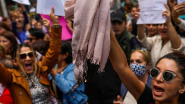 Massa perempuan antihijab protes kematian Mahsa Amini di Turki