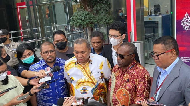 Kuasa hukum Gubernur Papua Lukas Enembe, Stefanus Roy Rening, bersama tim dokter