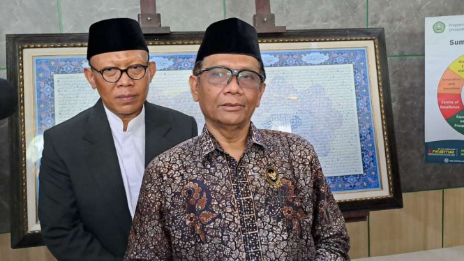 Menteri Koordinator Bidang Politik, Hukum, dan Keamanan Mahfud MD berbicara kepada wartawan ketika berada di Malang, Jawa Timur, Jumat, 23 September 2022.