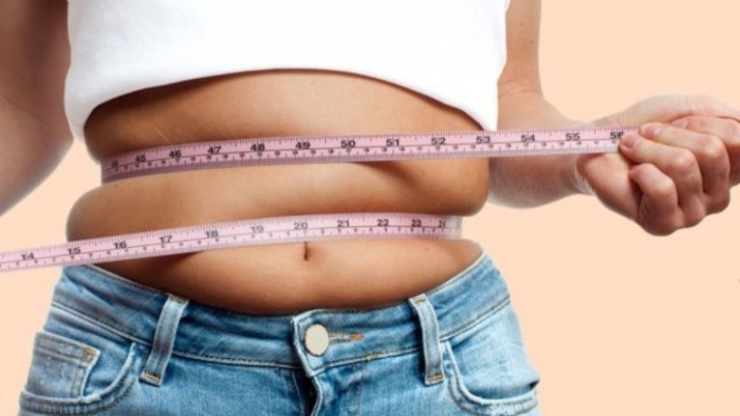 Mengukur berat badan dengan lingkar pinggang.