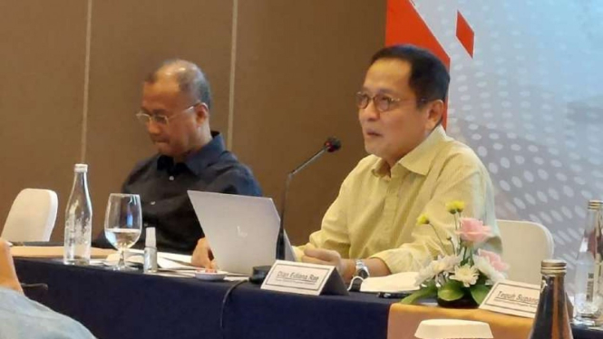 Kepala Eksekutif Pengawas Perbankan OJK Dian Ediana Rae (Kanan)