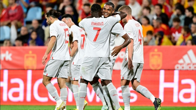 Para pemain Timnas Swiss merayakan gol. 