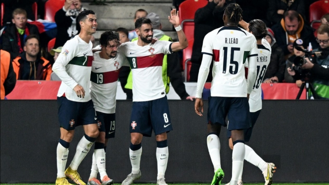 Para pemain Timnas Portugal merayakan gol. 