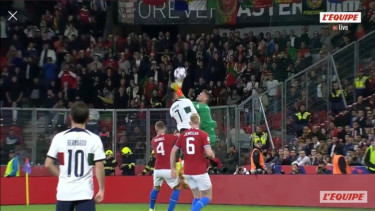 Cristiano Ronaldo saat berduel dengan Tomas Vaclik. 