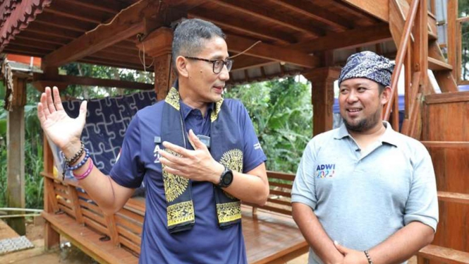 Menteri Pariwisata dan Ekonomi Kreatif, Sandiaga Uno (kiri)