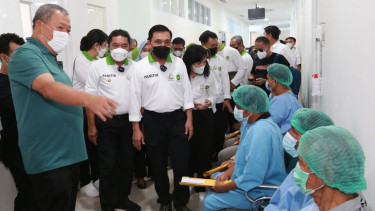 Penjabat (Pj) Gubernur Banten Al Muktabar bersama Kepala Kejaksaan Tinggi (Kajati) Banten Leonard Eben Ezer Simanjuntak meninjau pelaksanaan Operasi Katarak dan Hernia di RSUD Banten, Sabtu (24/9/2022).
