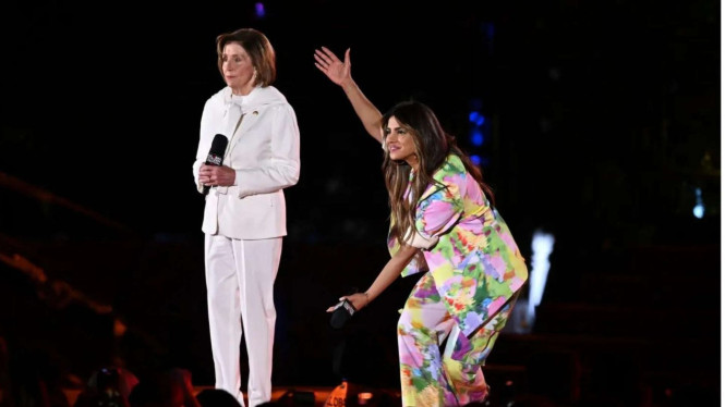 Nancy Pelosi di panggung acara Global Citizen Music Festival, bersama Priyanka