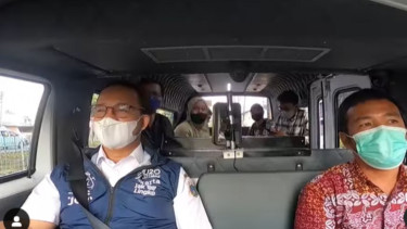 Momen Anies Baswedan jadi sopir angkot