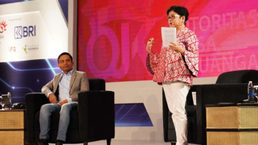 Ketua Dewan Audit OJK Sophia Wattimena (kanan)
