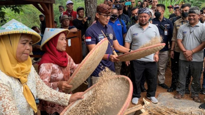 Manparekraf Sandiaga Uno di  Desa Wisata Hanjeli, Sukabumi, Jawa Barat