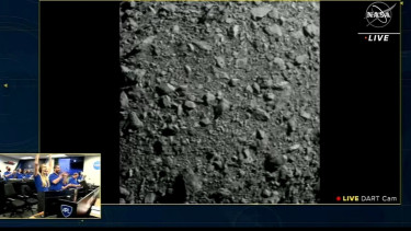 Pesawat DART NASA menabrak asteroid Dimorphos.