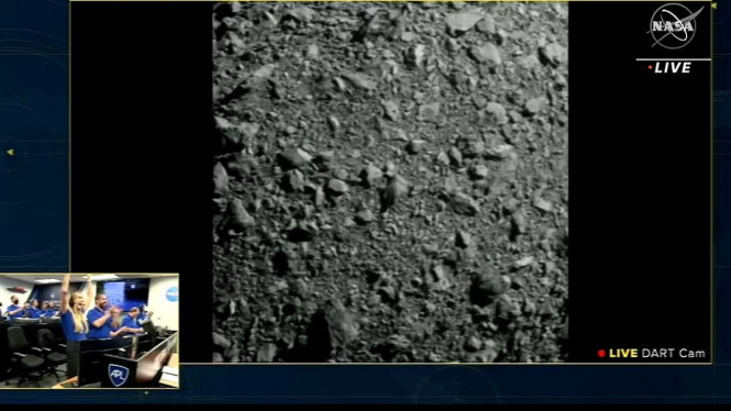 Pesawat DART NASA menabrak asteroid Dimorphos.