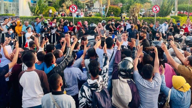 Presiden Jokowi Disambut Masyarakat di Kota Baubau Sulawesi Tenggara