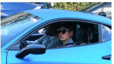 Justin Bieber dengan Ferarri-nya. 