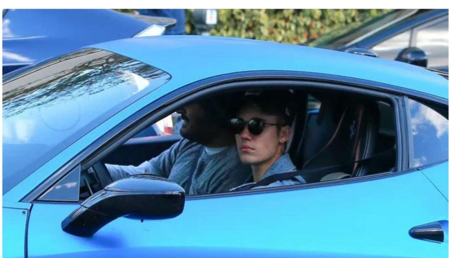 Justin Bieber dengan Ferarri-nya. 