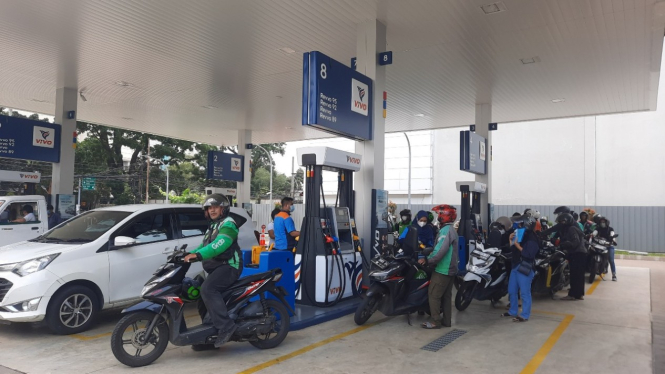 Antrean kendaraan di SPBU Vivo meski harga naik.