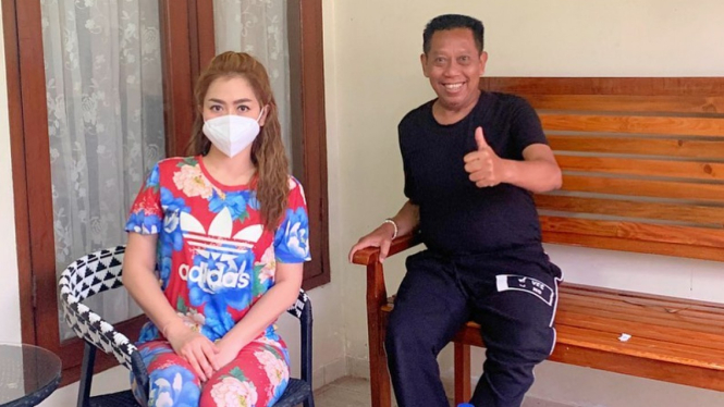 Vega Darwanti bersama Tukul Arwana