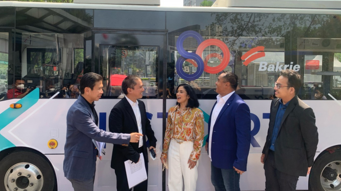 Komisaris Utama PT Bakrie Global Ventura, Aninditha Anestya Bakrie (tengah).