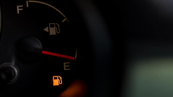 Indikator bensin mobil sudah menipis