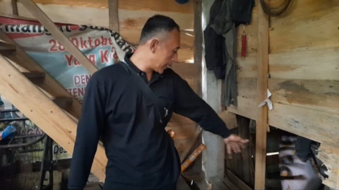 Salah seorang warga menunjukan bekas cakaran diduga Beruang Madu di rumahnya.