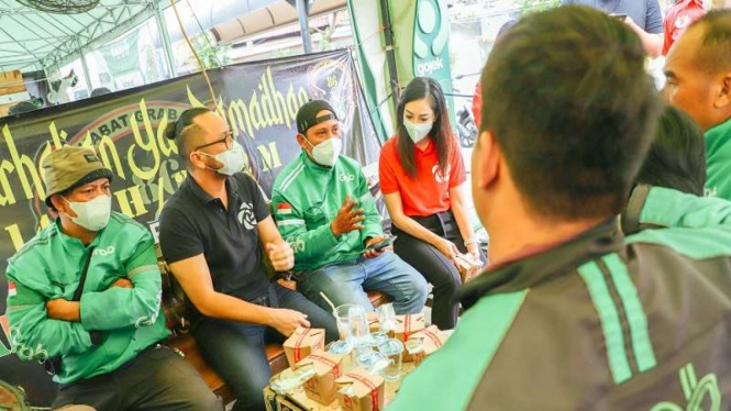 Sekjen DPP PSI, Dea Tunggaesti, menemui para driver ojek online.