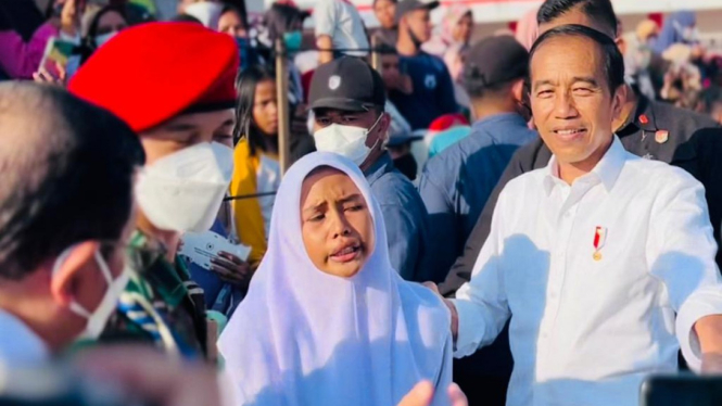 Sabrila, siswi SMA yang ponselnya rusak saat ingin melihat kedatangan Jokowi