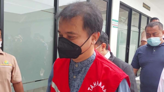Roy Suryo pakai baju tahanan kejaksaan.