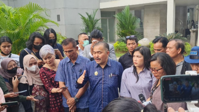 Pengacara Kamaruddin Simanjuntak bersama keluarga Brigadir J.