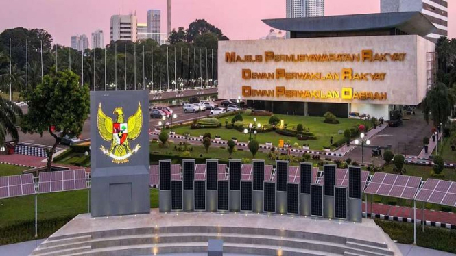 DPR bangun pembangkitl listrik tenaga surya.