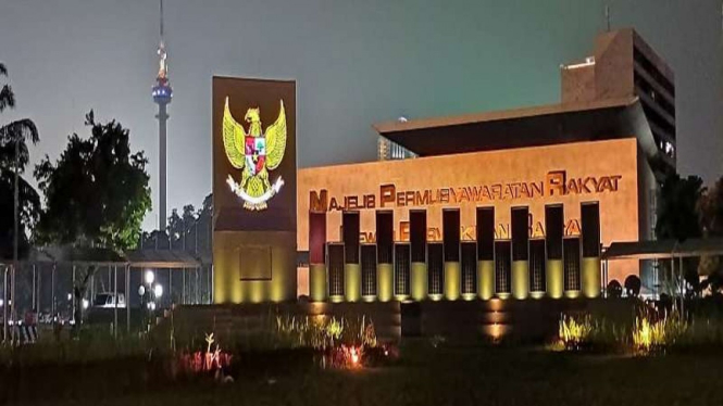 DPR bangun pembangkitl listrik tenaga surya.