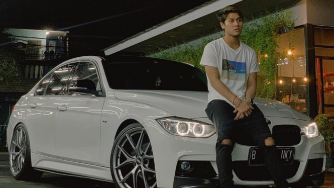 Rizky Billar bersama BMW 320i
