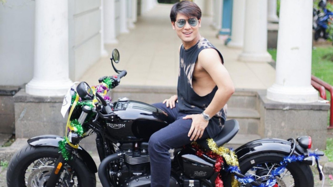 Rizky Billar dengan motor Triumph pemberian Lesti Kejora