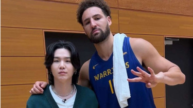 Suga BTS dan Klay Thompson dari Golden State Warriors 