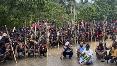 Masyarakat adat Papua berjaga-jaga di kediaman Gubernur Papua, Lukas Enembe
