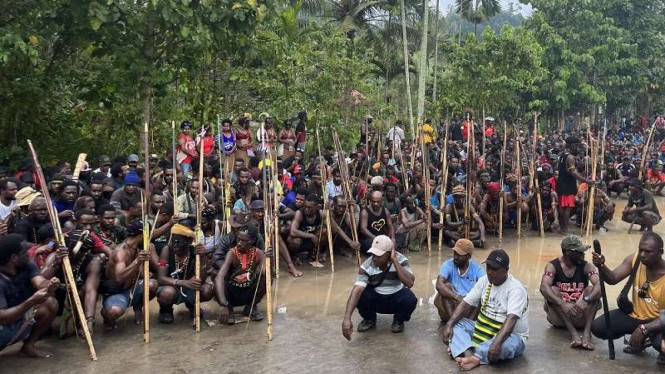 Masyarakat adat Papua berjaga-jaga di kediaman Gubernur Papua, Lukas Enembe