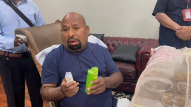 Gubernur Papua Lukas Enembe saat menunjukkan obat yang dipakainya.